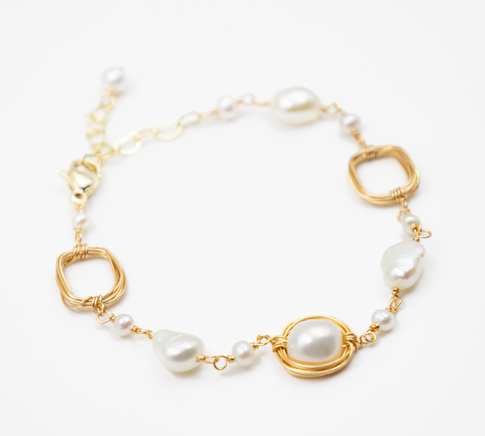 Wire-Circle Baroque Pearl Bracelet